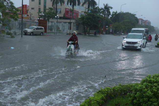 Thời tiết ngày 12/9: Nhiều khu vực trên cả nước duy trì mưa dông - Ảnh 1.